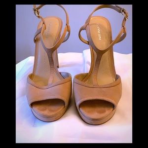 EUC- Gianni Bini Suede Platform T-Strap Sandal.